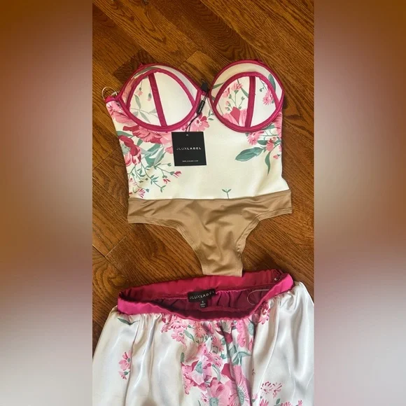 Jluxlabel floral suit. - Picture 1 of 5